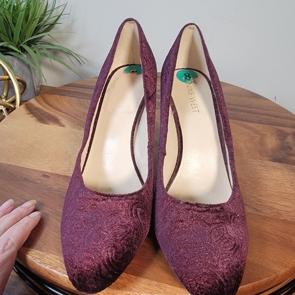 Nine West Jayvee Burgundy Velvet Floral Embossed Block Heels Size 8 - Picture 8 of 17